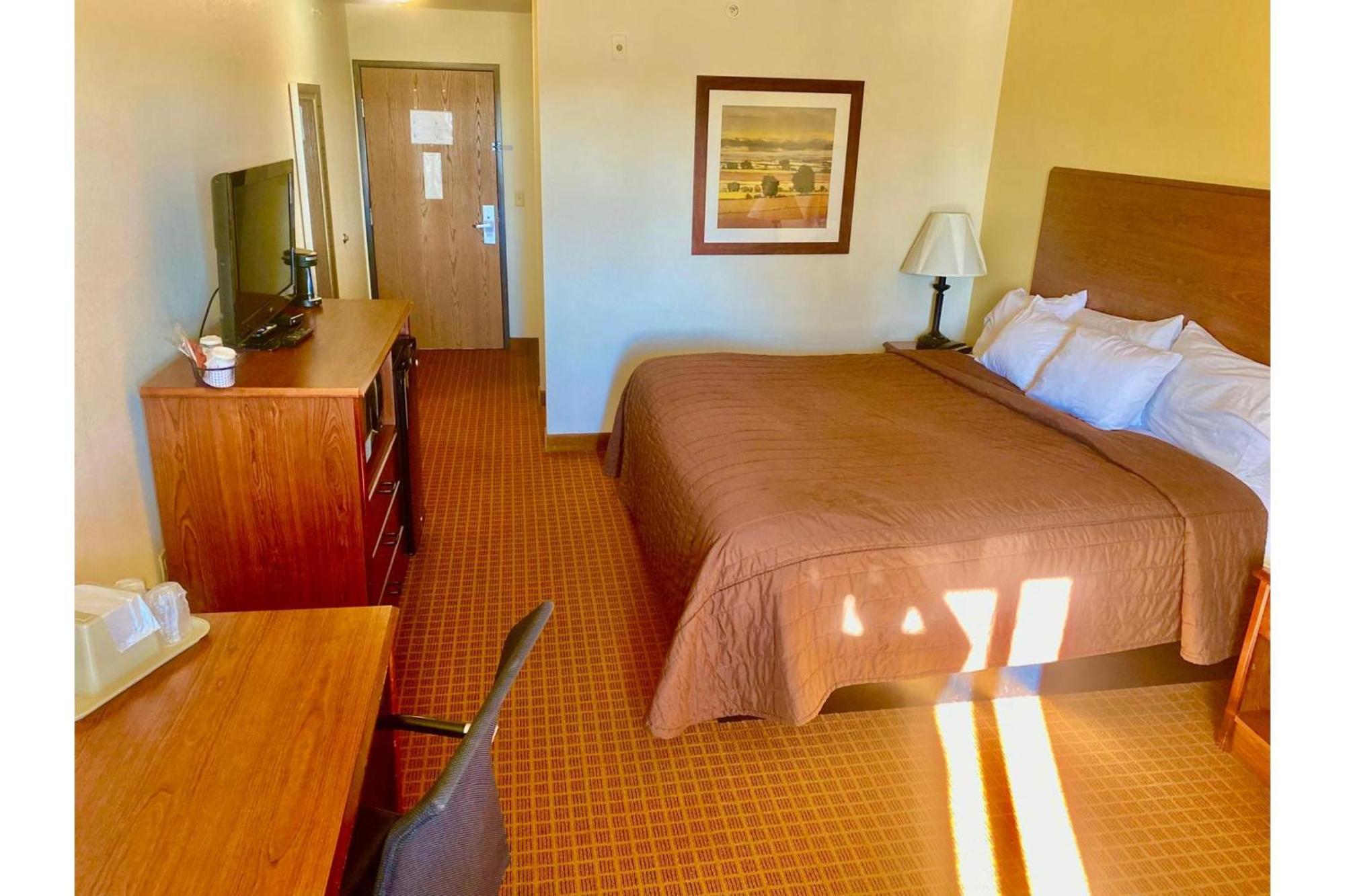 Park View Inn & Suites Hoisington Near Great Bend Ngoại thất bức ảnh